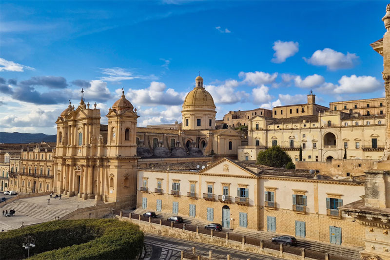 Splendida veduta della storica Cattedrale di Noto in Sicilia, che mette in mostra la sua architettura barocca contro un cielo vibrante.